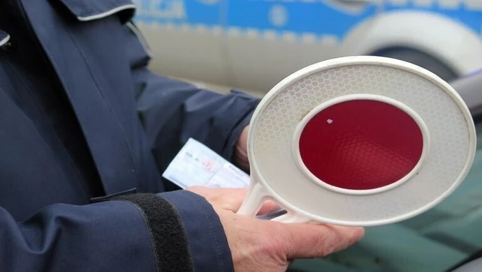 Kompletnie pijany kierowca dostawczaka zatrzymany przez policję