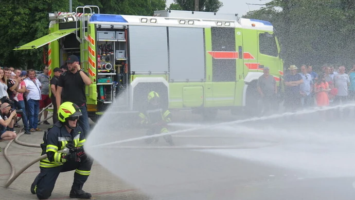 Pokaz sprzętu strażackiego w Moszczenicy