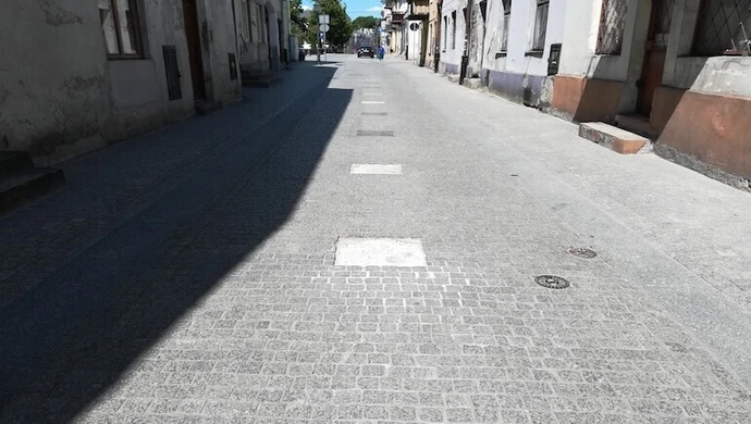 Tabliczki na Farnej zamocują ponownie