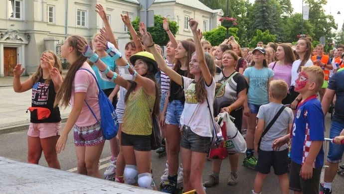 Tłum rolkarzy podążył za żółtą lawetą 