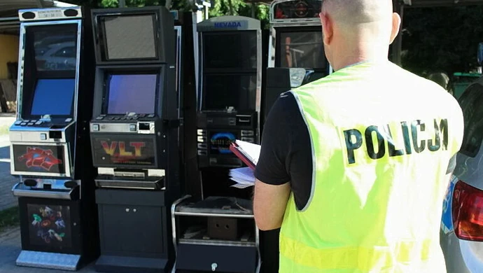 Hazard w piwnicy. Aresztowany 43-latek może zapłacić nawet 1,5 mln grzywny  