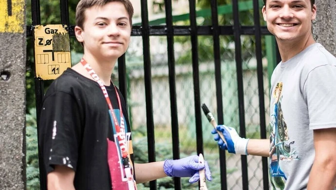 Wolontariusze z różnych stron świata remontują mieszkania najbardziej potrzebujących piotrkowian