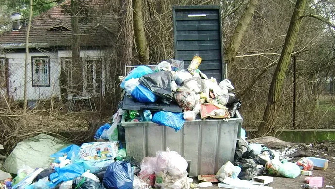 Jak duży jest dług piotrkowian z tytułu opłat za śmieci? 