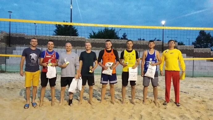 Grali w plażówkę nocą