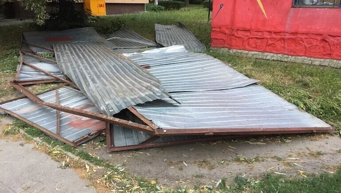 Porwana przez wiatr metalowa wiata uszkodziła samochód