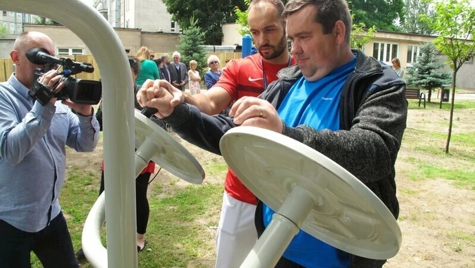 Rehabilitacja na świeżym powietrzu. Zielony Park przy szpitalu już otwarty 