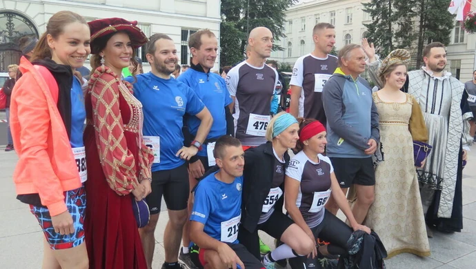 Po raz czwarty pobiegli w nocnym półmaratonie. Zobacz, kto stanął na podium! 