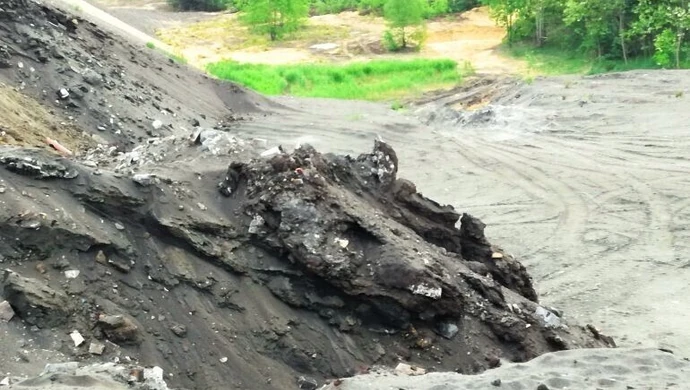 Nielegalnie zasypują odpady komunalne