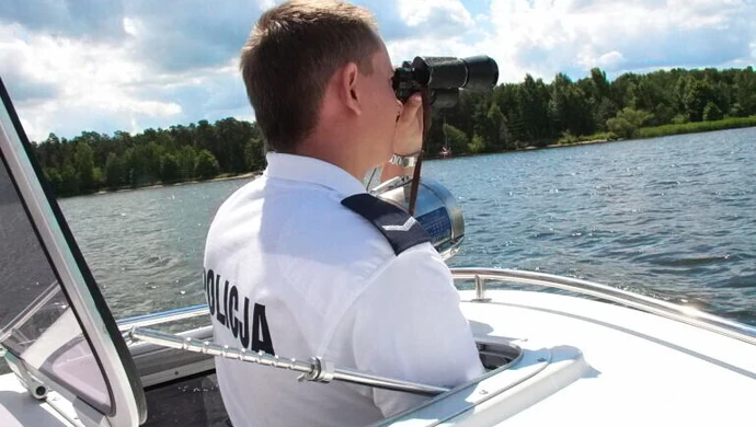 Pół godziny dryfował w wodzie. Pomogli policjanci 