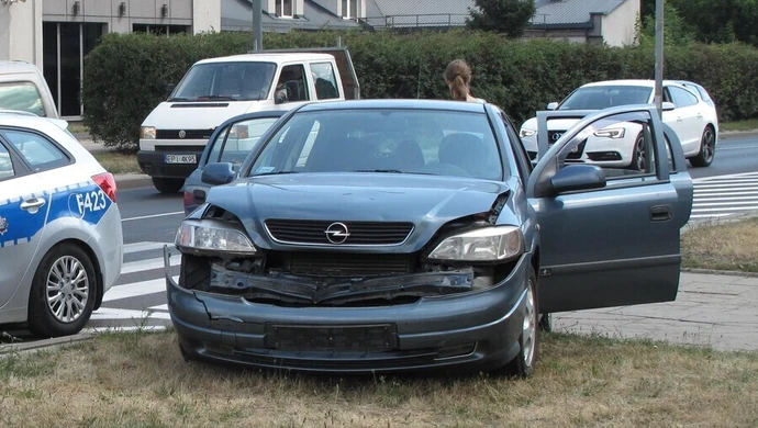 Kolizja przed przejściem dla pieszych w Piotrkowie
