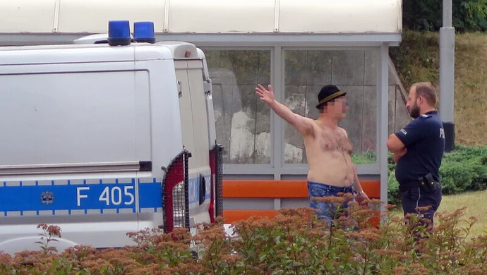 Biegał nago i krzyczał, że jest papieżem