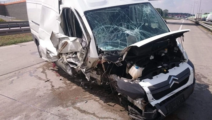 Pijany kierowca busa uderzył w barierki na S8 