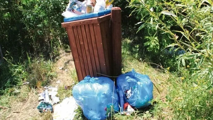 Rekreacja ze śmieciami w tle