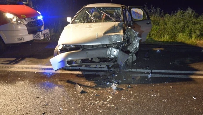 Czołowe zderzenie dwóch osobówek. Pięć osób trafiło do szpitala 