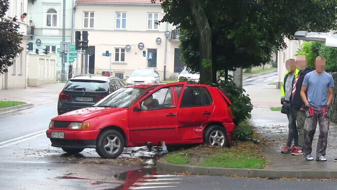 Stłuczka przy bibliotece 