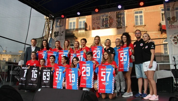 Piotrkowskie szczypiornistki spotkały się z kibicami