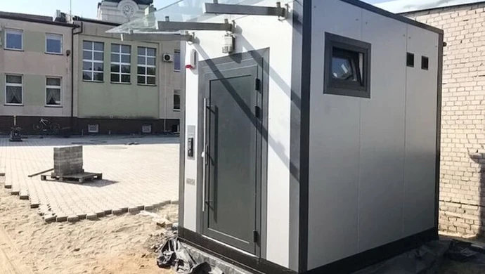 Podgrzewana i z systemem alarmowym. Nowoczesna toaleta stanęła za urzędem w Wolborzu