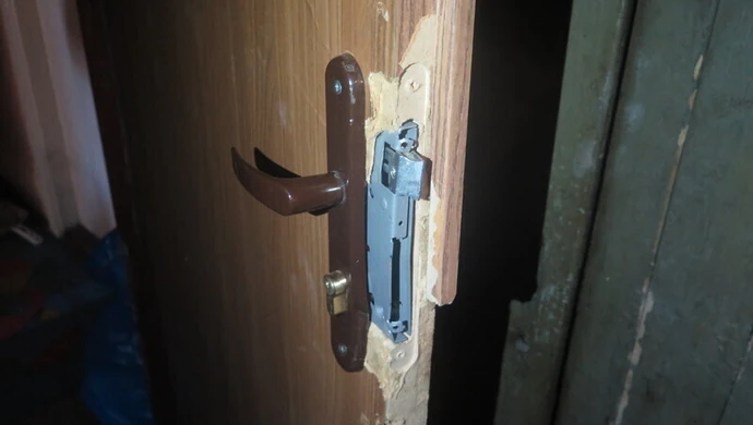 Nie opuszczał domu, bo pilnował drzwi