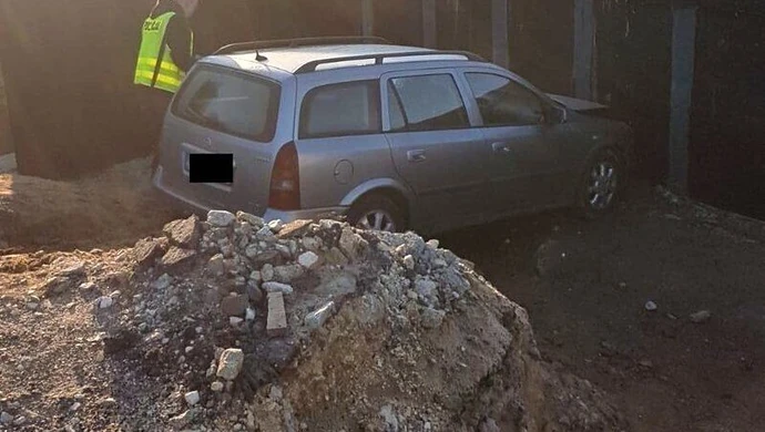 Mieszkaniec powiatu piotrkowskiego zakończył podróż w wykopie