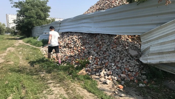 Rozsypany gruz na ulicy Szklarskiej