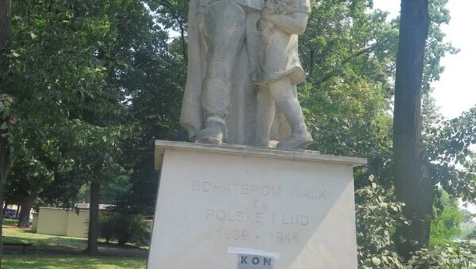 Kolejny pomnik oklejony