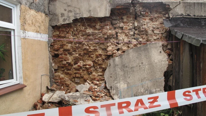 Walące się ściany w samym sercu miasta