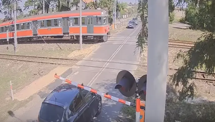 Niebezpieczne zachowanie na przejeździe w Piotrkowie