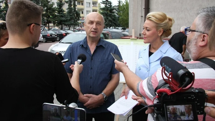 Radna organizuje konferencję, pracownik MZK atakuje prezesa (VIDEO)