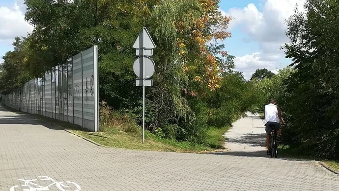 Niebezpieczny zjazd przy ul. Miast Partnerskich w Piotrkowie