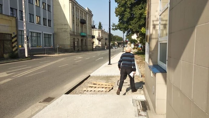 Głęboka dziura przykryta jedynie paletą 