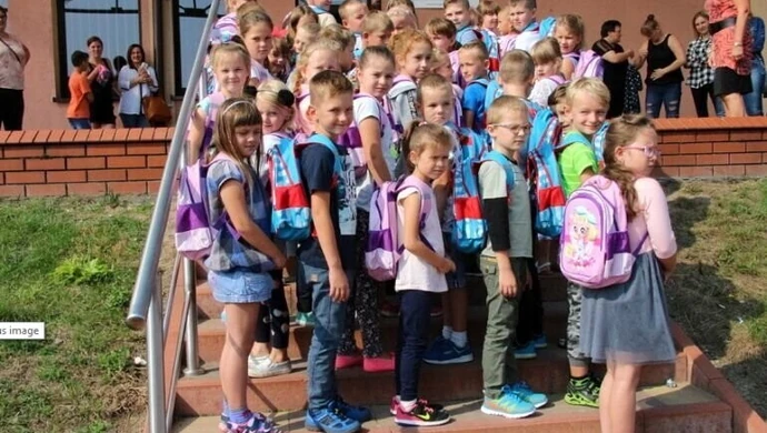 Wola Krzysztoporska: Tornistry trafiły do dzieci 