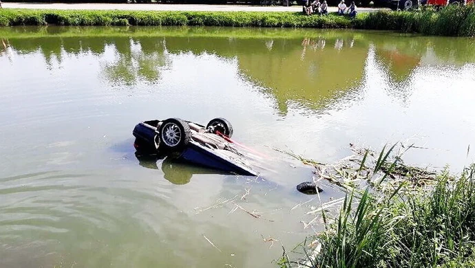 20-latek wjechał hondą do stawu 