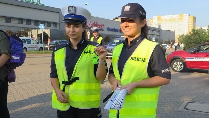 Rozdawali uczniom kamizelki i opaski odblaskowe