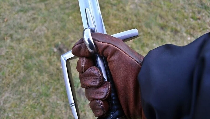 Ojciec i syn tworzą białą broń 