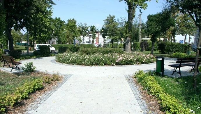 Na placu Litewskim jednak pojawiły się ławki