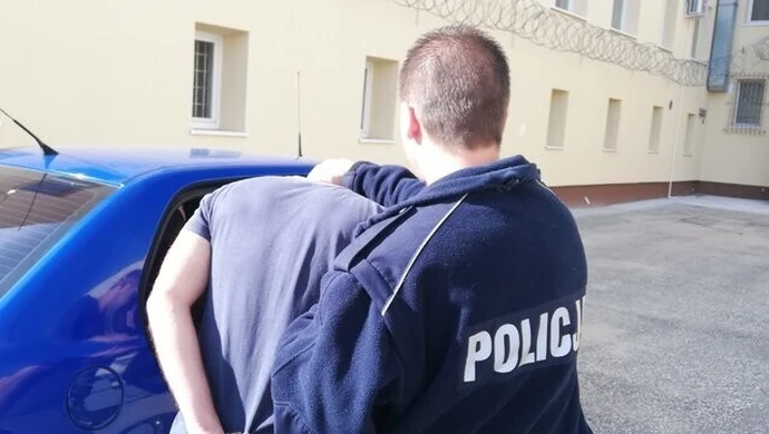 Pobił ochroniarza, bo chciał skrócić sobie drogę