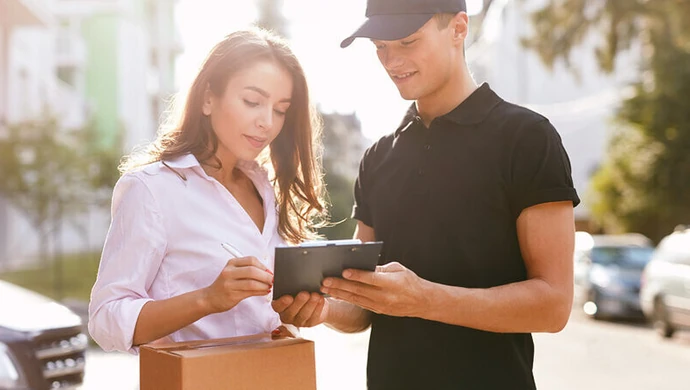 Wysyłasz paczki kurierem? Wiesz, co wpływa na ich koszt?