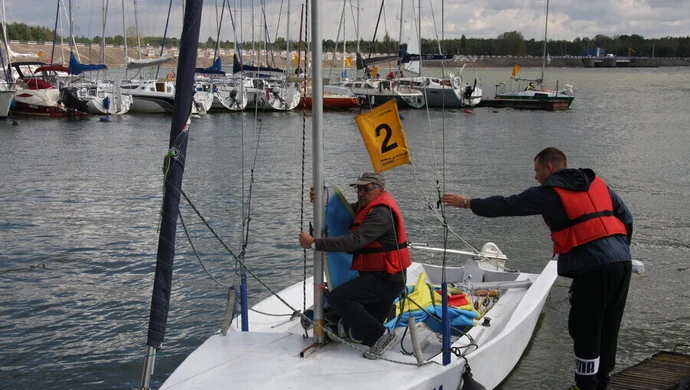 Płynęli po błękitną wstęgę