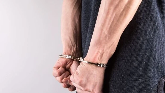 Podpalił śmieci przed drzwiami do mieszkania. Naraził lokatorów 