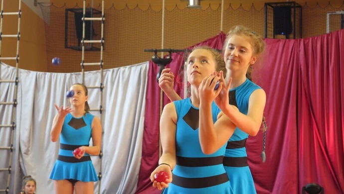 Akrobaci i cyrkowcy wzbudzili aplauz publiczności