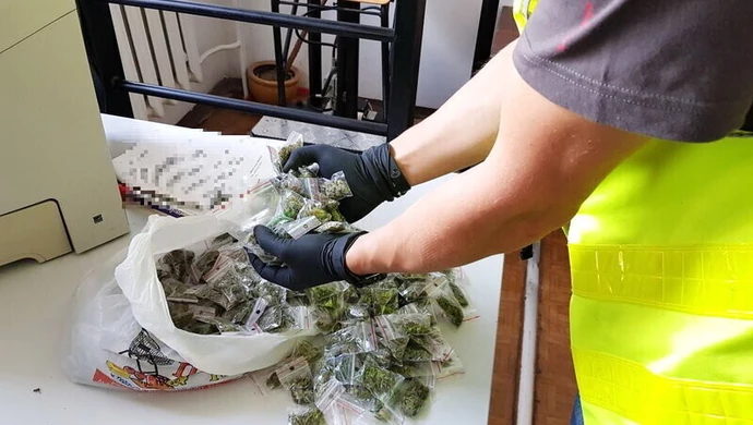 Miał w mieszkaniu kilogram marihuany 