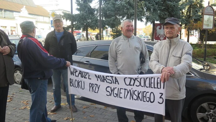 Kolejna pikieta przed piotrkowskim magistratem