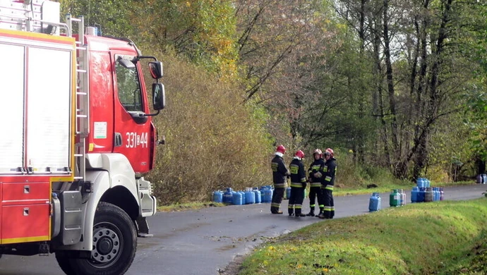 Butle z gazem wypadły z przyczepy. Wierzejska nieprzejezdna 