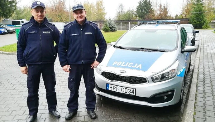 Pomogli człowiekowi z gwoździem w brzuchu 