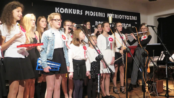 Patriotyczne śpiewanie w piotrkowskiej "Piomie"