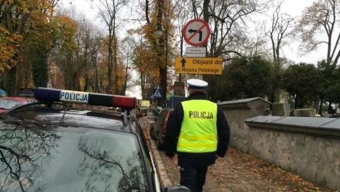 Uwaga kierowcy! Zmieni się organizacja ruchu przy cmentarzach 