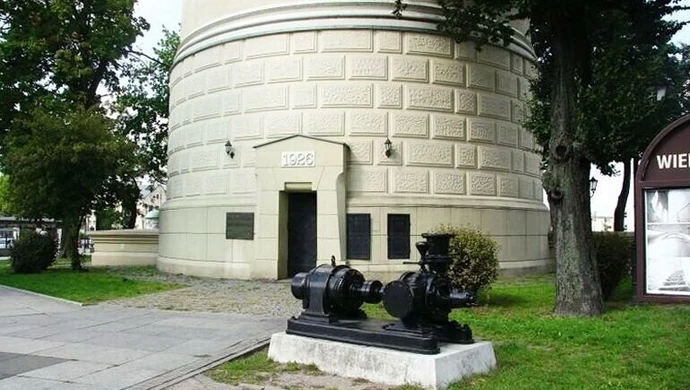 Przy wieży ciśnień stanie multimedialna Ławka Niepodległości 