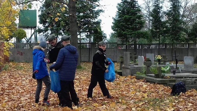 Piotrkowscy harcerze sprzątali groby 