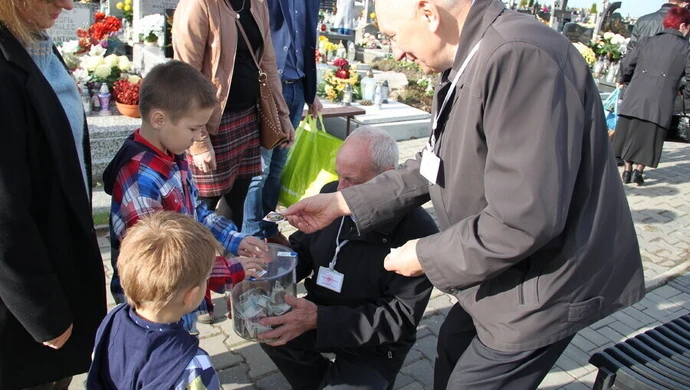 Kwestowali na cmentarzu w Moszczenicy