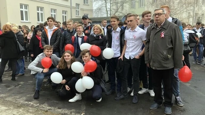 Uczniowie i nauczyciele z ZSP 1 wspólnie zaśpiewali hymn